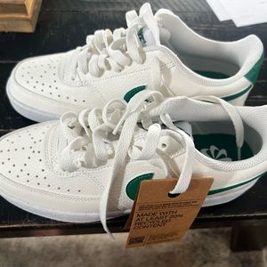 Brand new lady Nike courts